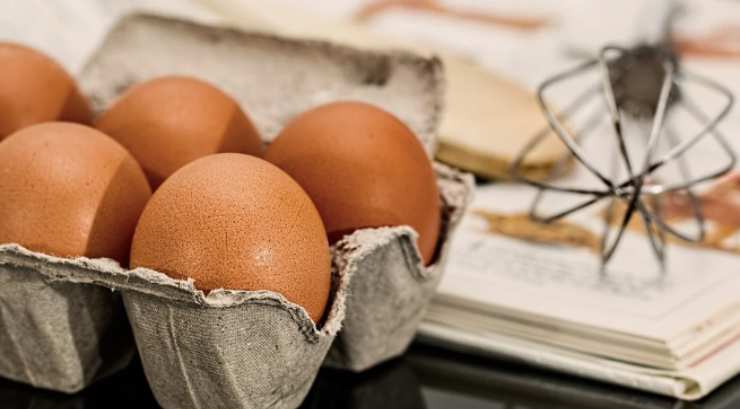 Le uova sono un prodotto che acquistiamo regolarmente, ma ci siamo mai chiesti come conservarle