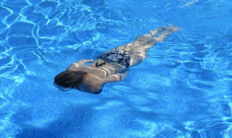 Piscina_ attenzione, può far diventare i capelli verdi