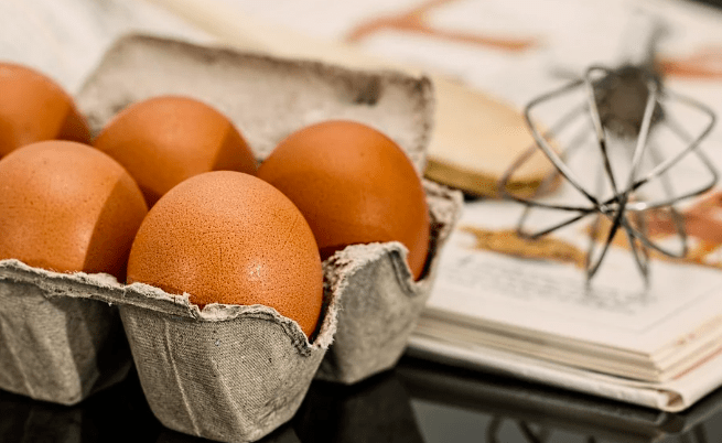 Le uova sono un prodotto che acquistiamo regolarmente, ma ci siamo mai chiesti come conservarle al meglio? Al supermercato le uova sono esposte fuori dal frigorifero e invece noi a casa le posizioniamo in frigo.