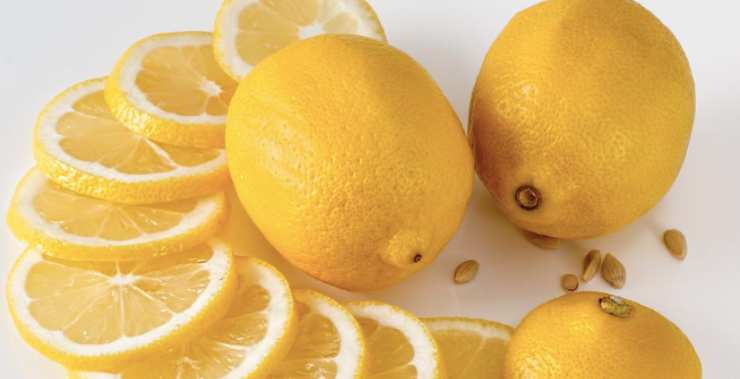 applicare del Succo di limone o aceto, sui capelli
