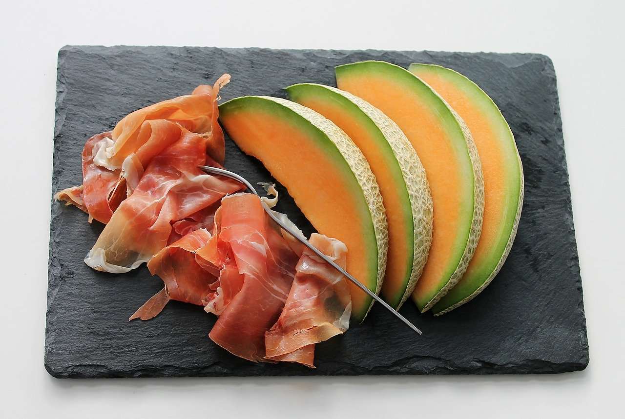 Prosciutto e melone si possono mangiare insieme? Attenzione!