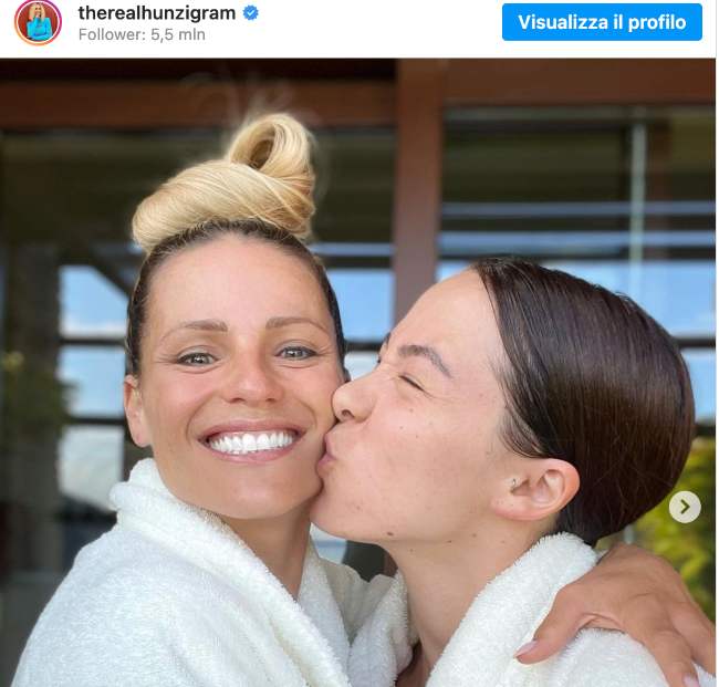 Michelle e Aurora Ramazzotti: il selfie insieme è da perdere la testa