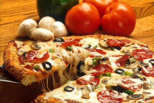 Pizza: ecco perchè fa venire sete e non si digerisce