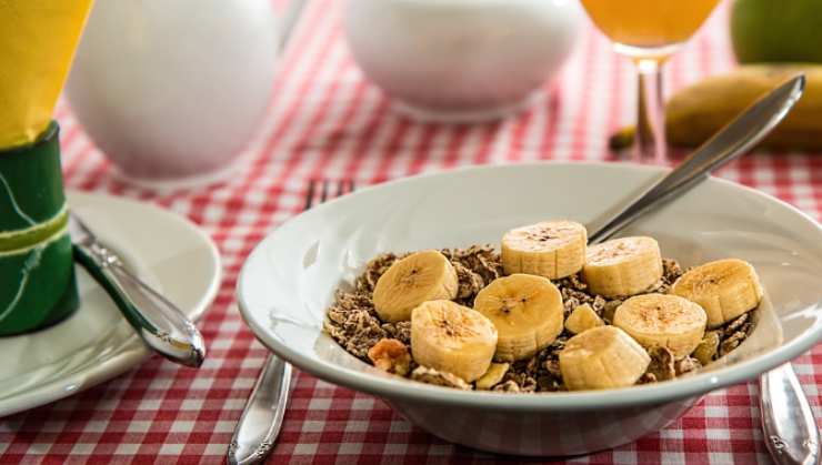 Evitare i cachi, l'anguria, i fichi, le banane, l'uva, la frutta secca e sciroppata, i canditi