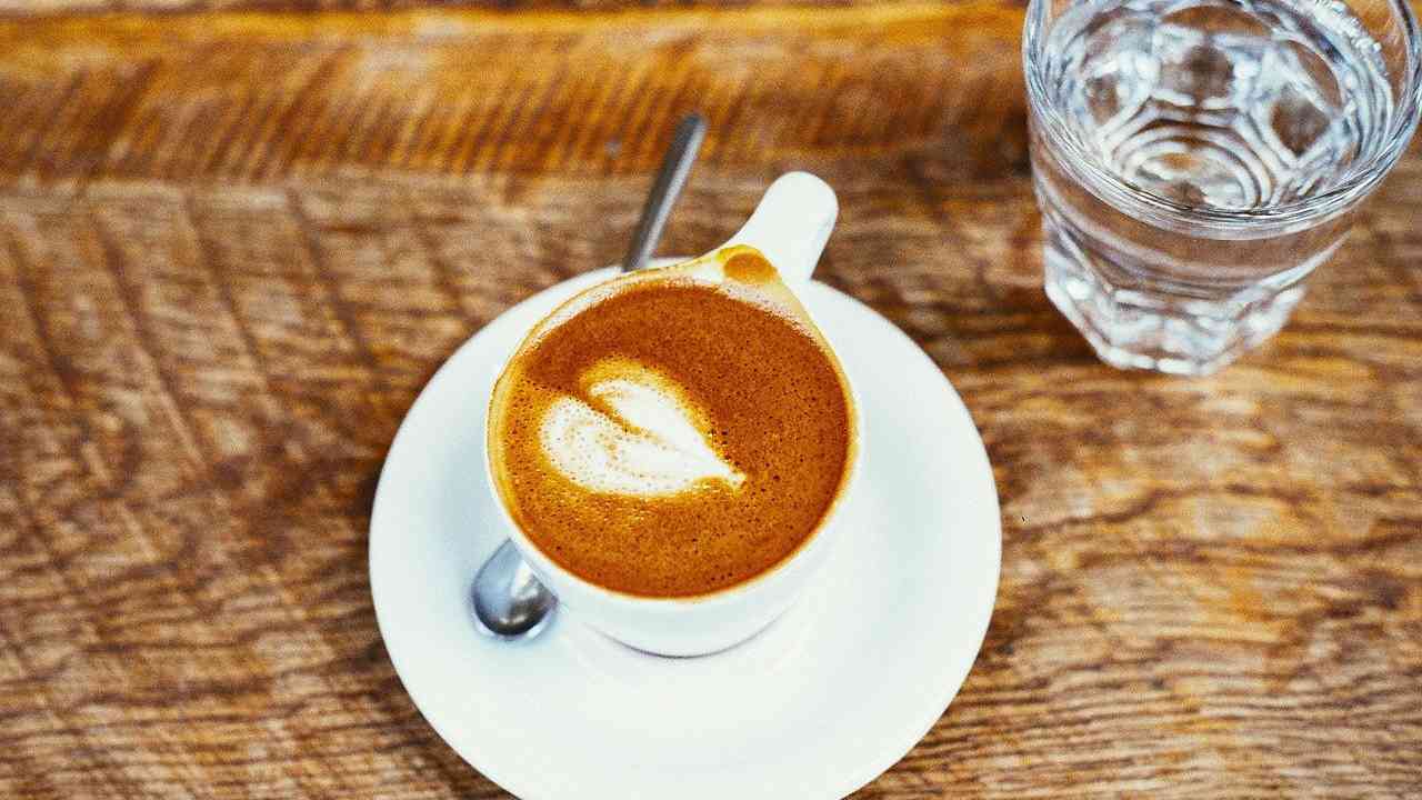 caffè quando bere bicchiere d'acqua