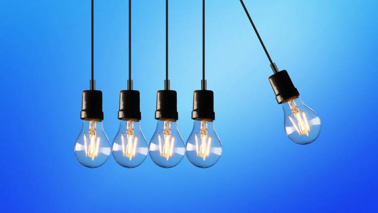 Illuminare la casa senza sprecare corrente è possibile? La verità (Pexels)