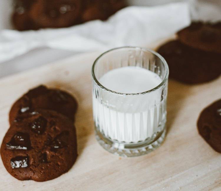 Latte caldo e biscotti, rimedio naturale infallibile (Pexels)