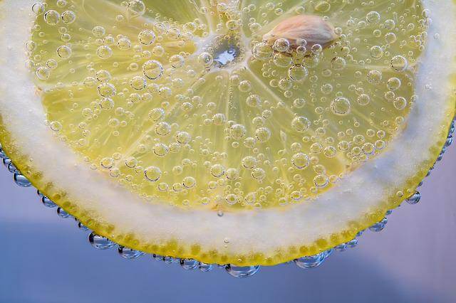 Succo di limone: la verità su quanto fa bene berlo
