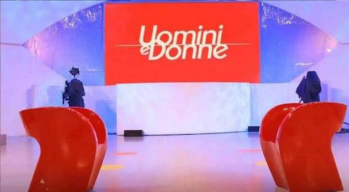 Uomini e Donne: Maria De Filippi compie un gesto nei confronti di Claudio