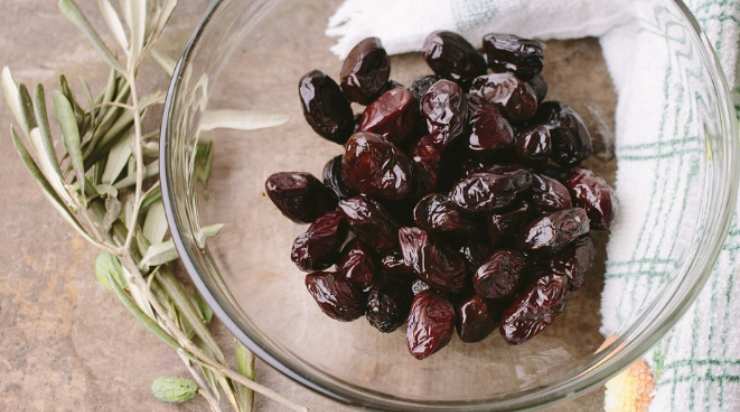 le olive nere mature sono troppo morbide e poi anche il trasporto è costoso