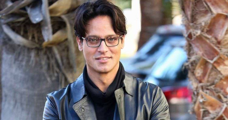 Gabriel Garko scappa da Marilyn Monroe (Il Fatto Quotidiano)