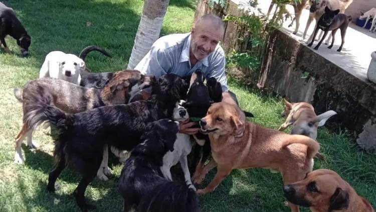 Seu Antonio vende tutto per i cani