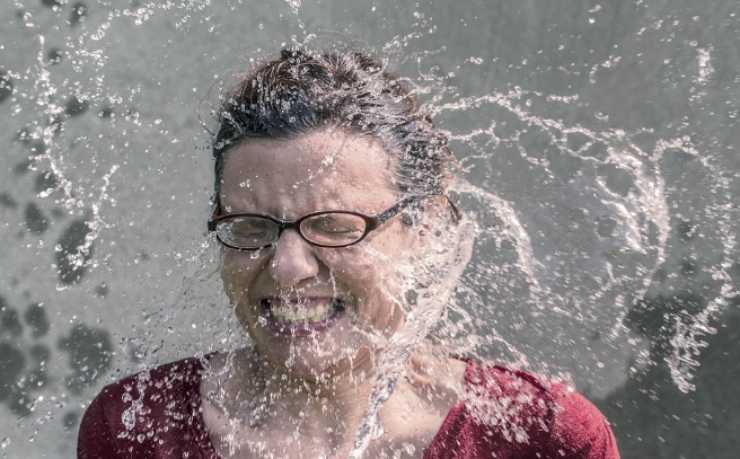 Faccia nell'acqua ghiacciata_ Il tuo corpo reagisce così 2022-12-09