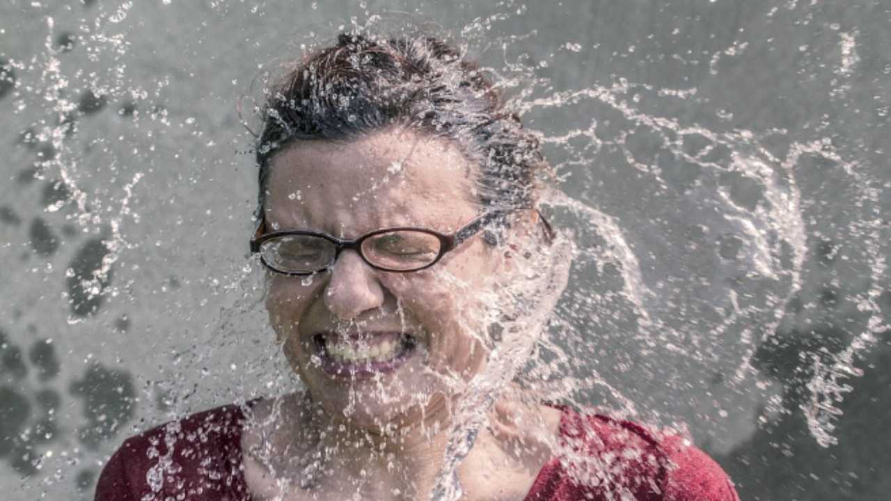 Faccia nell'acqua ghiacciata_ Il tuo corpo reagisce così 2022-12-09