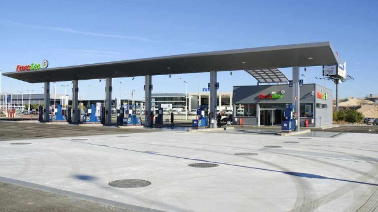 Benzina_ ecco dove costa meno. Automobilisti in fila 2023-01-18