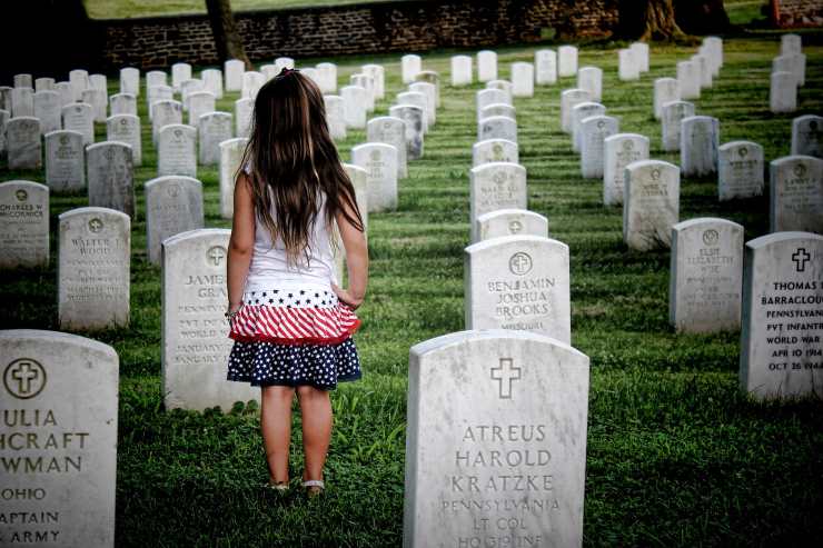 Bambina al cimitero