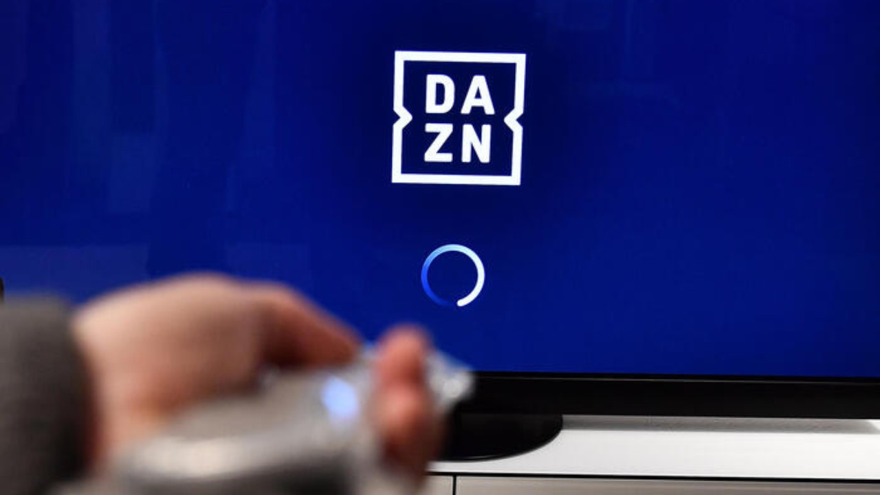 Lo schermo di una tv con Dazn che non riceve
