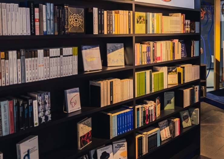 passare tempo il libreria, perché la lettura migliora l'esistenza