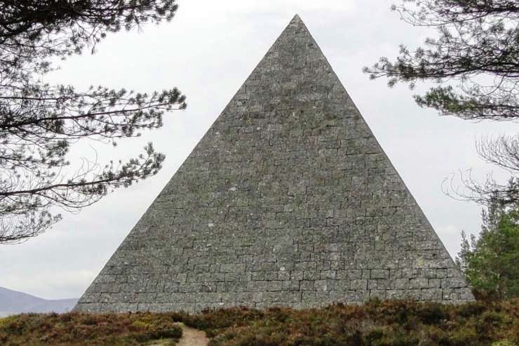 Re Carlo tra i suoi possedimenti può vantare anche una piramide, si trova a Balmoral