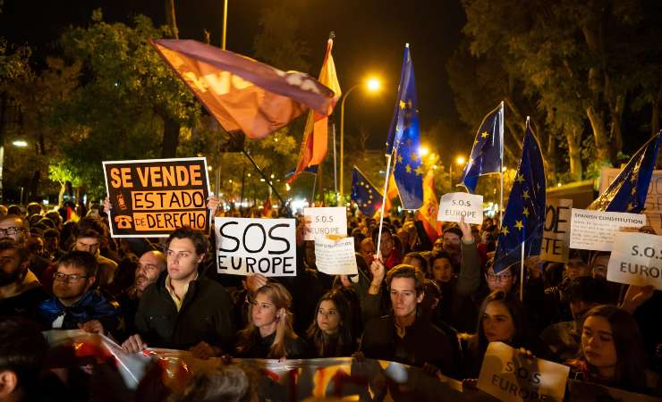 Le proteste in Spagna per l'accordo tra PSOE e Junts