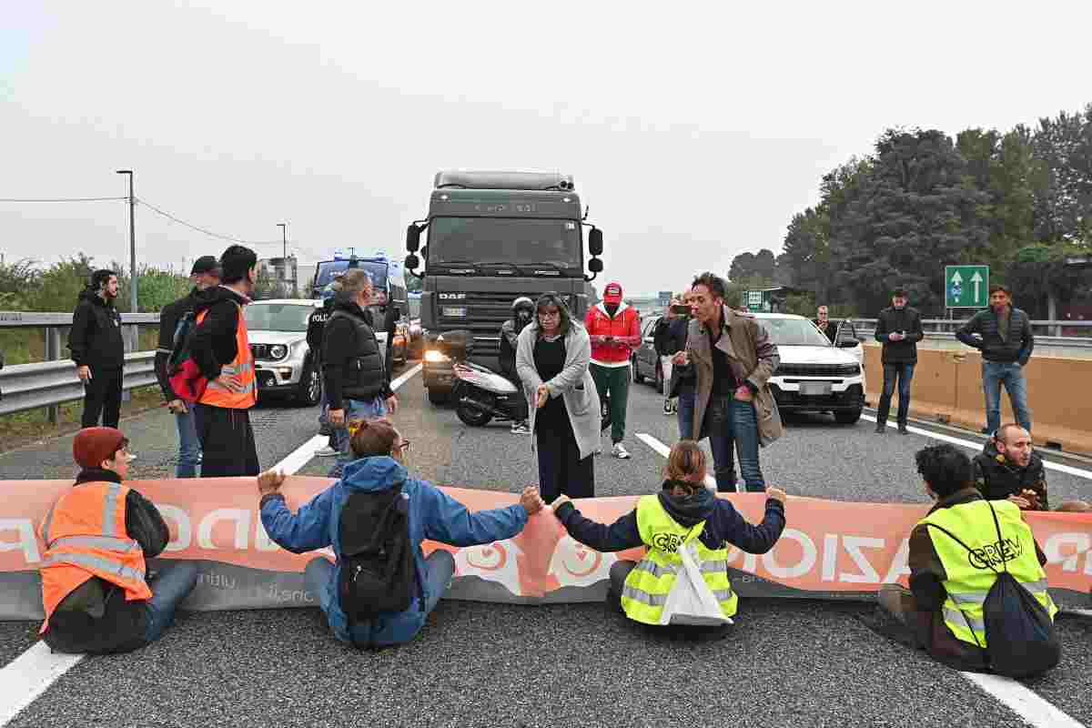 La Lega e l’arresto per gli ambientalisti che bloccano il traffico