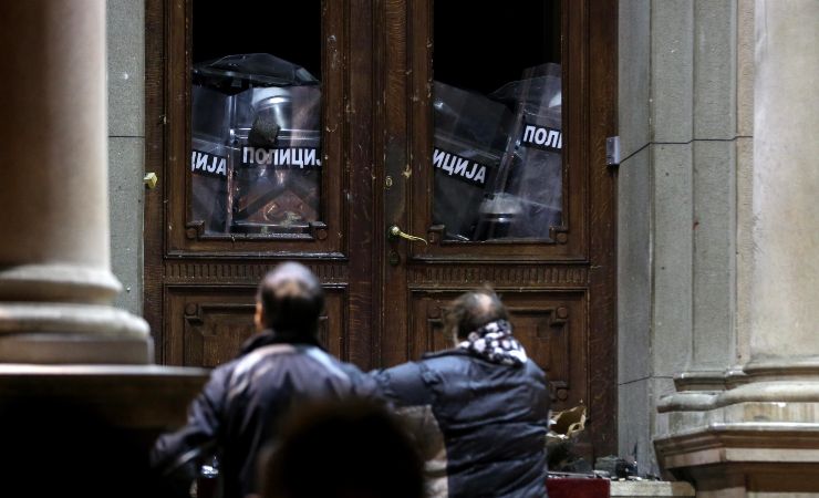Gli scontri tra cittadini serbi e le autorità