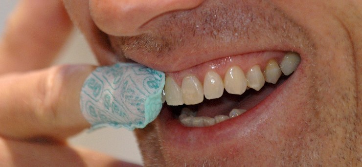 pulizia denti aiuta lo stato di salute 