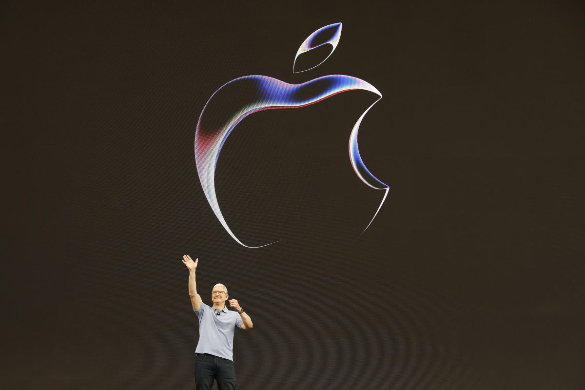 Apple lancia sul mercato il suo visore, il dispositivo divide gli utenti