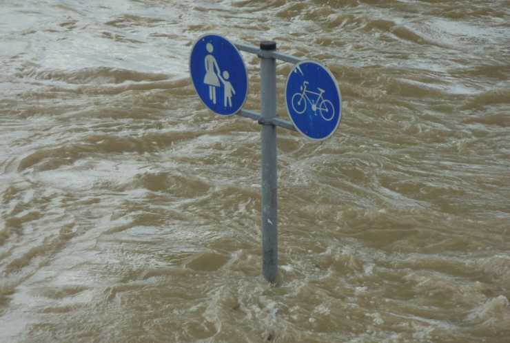 Dubai è scossa dal caos degli alluvioni