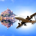 Mont Saint Michel per viaggio in Normandia su sfondo e focus su aereo in volo