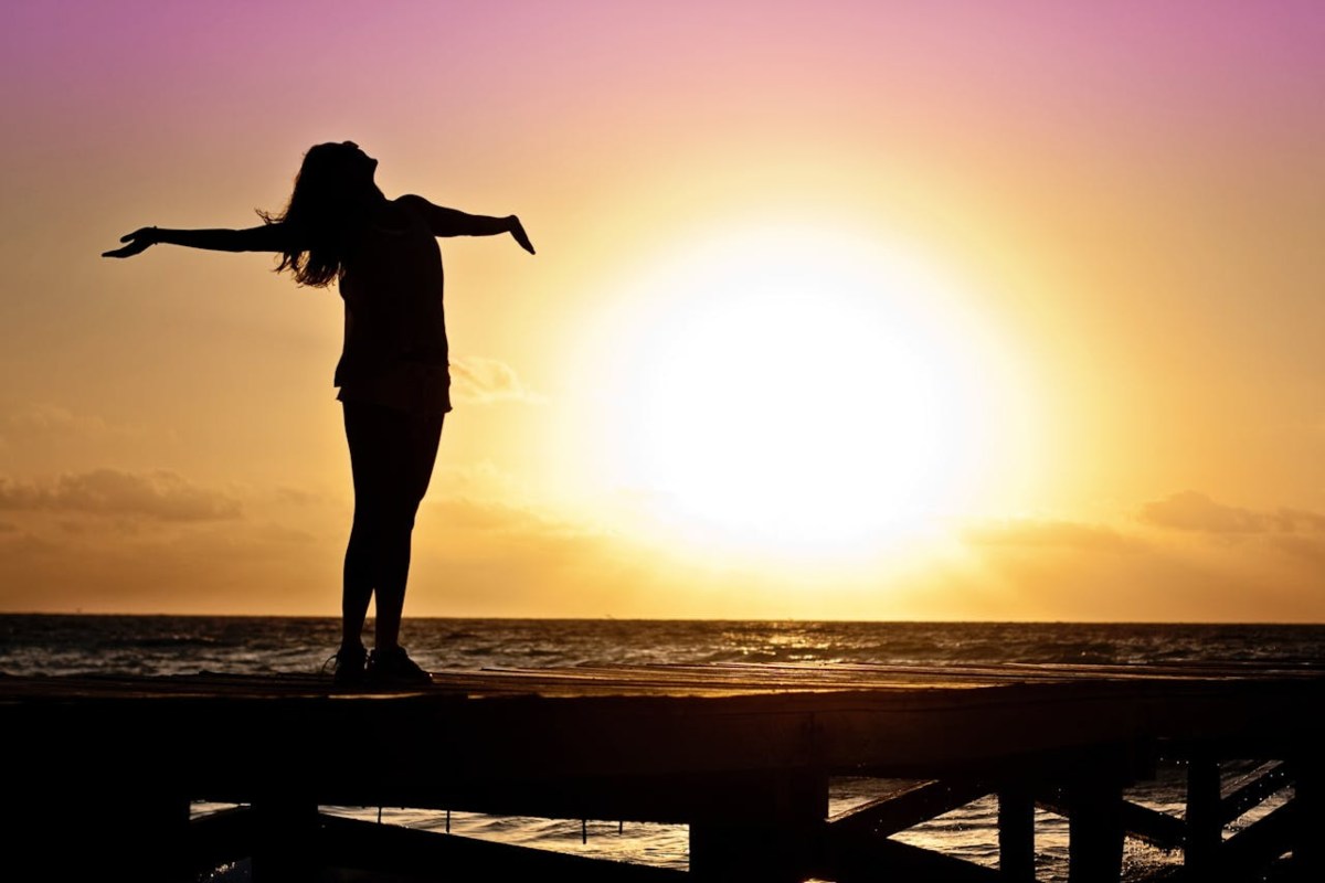 Ragazza alla luce del sole al tramonto