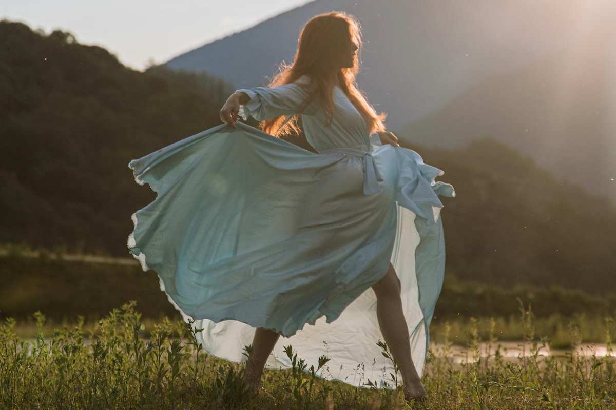 Ragazza su un prato al sole