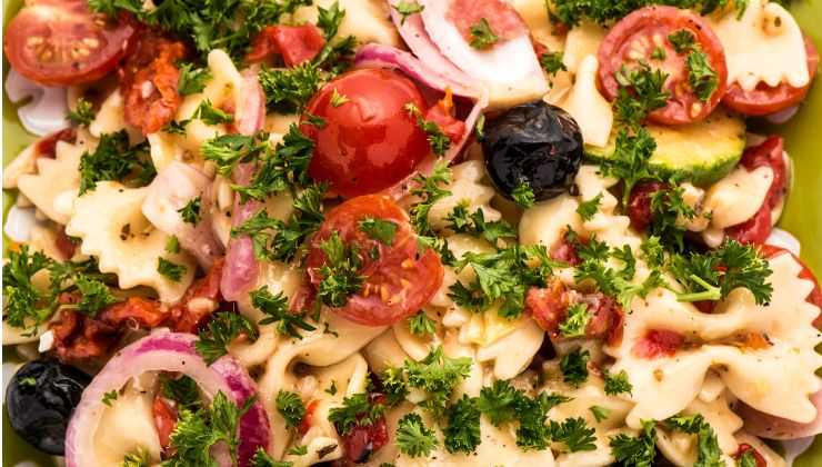 ingredienti e preparazione della pasta all'insalata