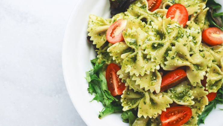 ingredienti della pasta all'insalata al pesto