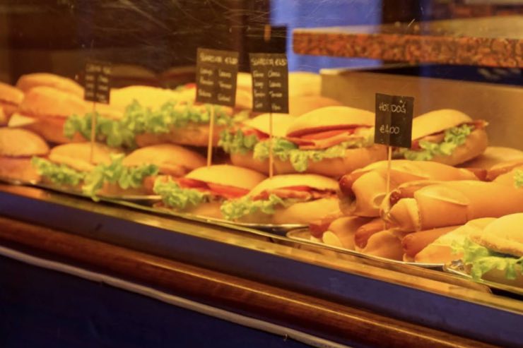 Panini in una vetrina di un bar