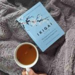 Libro Ikigai e una tazza di tè caldo