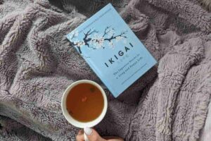 Libro Ikigai e una tazza di tè caldo