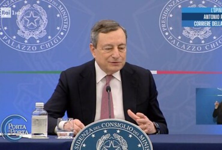 mario draghi durante una conferenza stampa