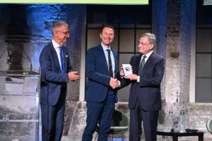mario draghi riceve il premio dal politecnico di torino