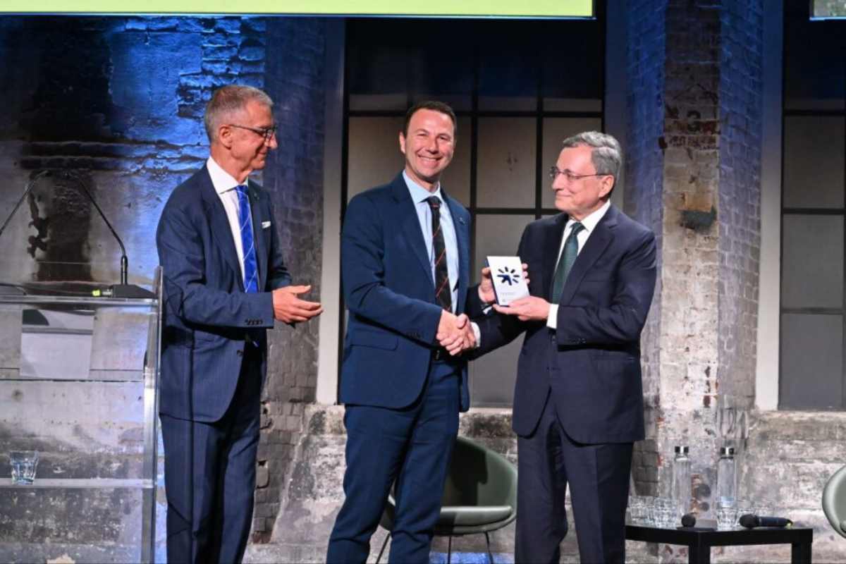 mario draghi riceve il premio dal politecnico di torino