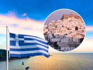 sfondo mare Astipalea tondo con città e bandiera greca