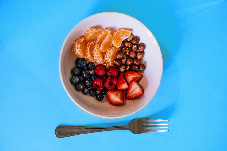 Piatto di frutta con forchetta vicino