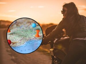 sfondo ragazza in moto tondo con itinerario mappa