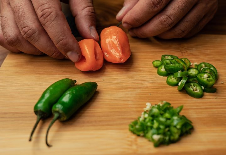 peperoncini su un tagliere, tagliati e interi