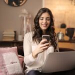 Ragazza allo smartphone