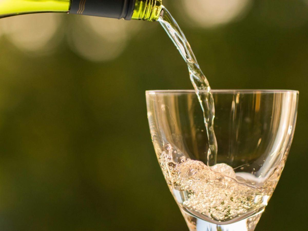 Vino bianco versato in n calice