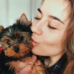 Ragazza che bacia un cane