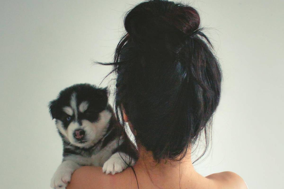 Ragazza con cane in braccio