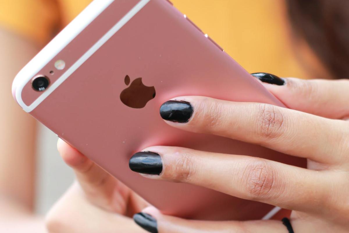 iPhone rosa in mano