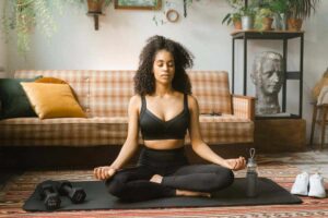 Donna che fa meditazione